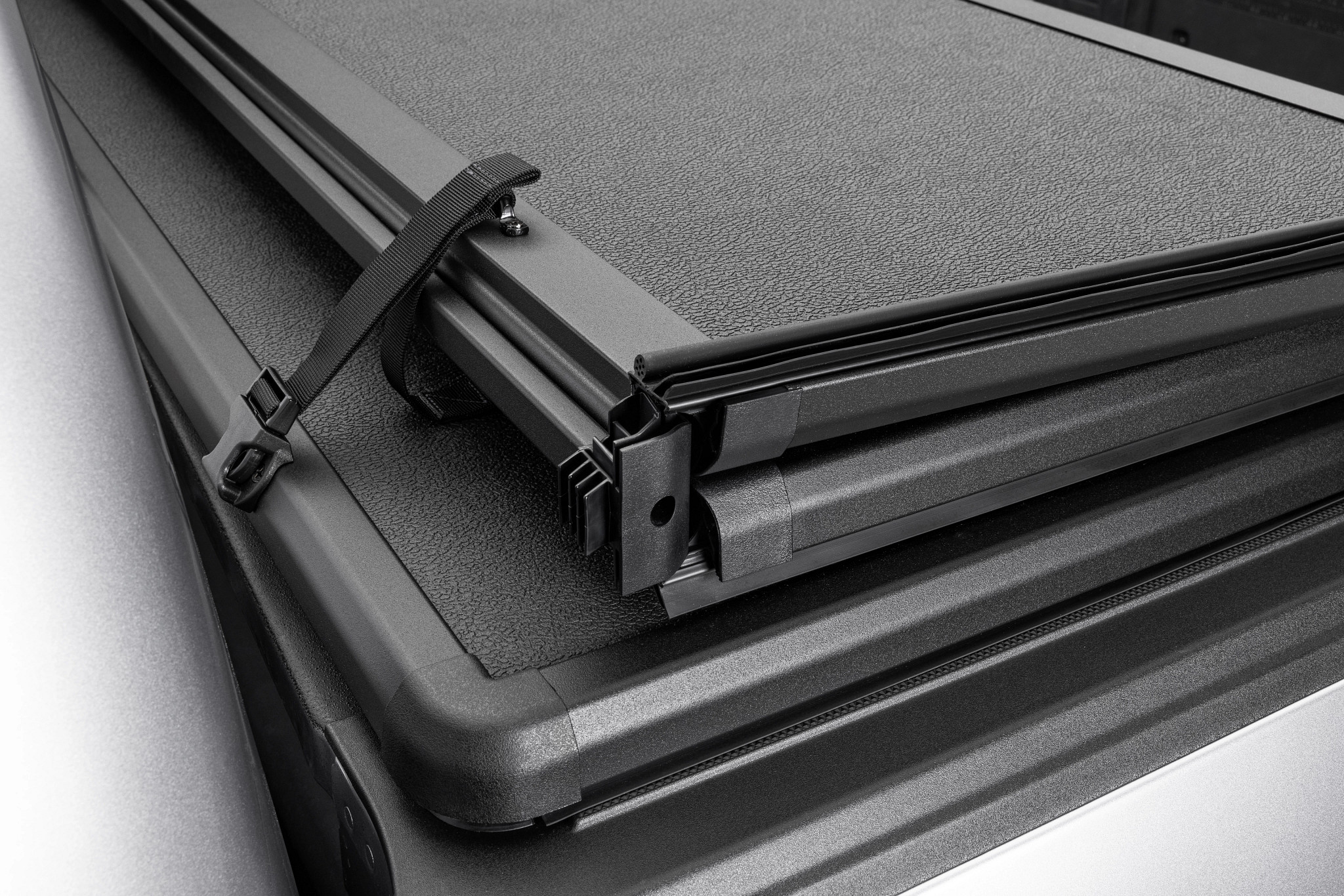 Extang Solid Fold ALX - Ford Super Duty Short Bed 6.5ft 99-16 - product photograph