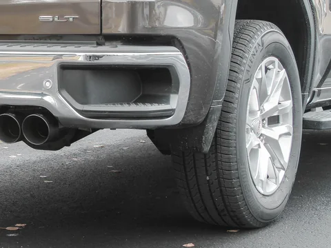 Quad exhaust tips on the back of a GMC Sierra