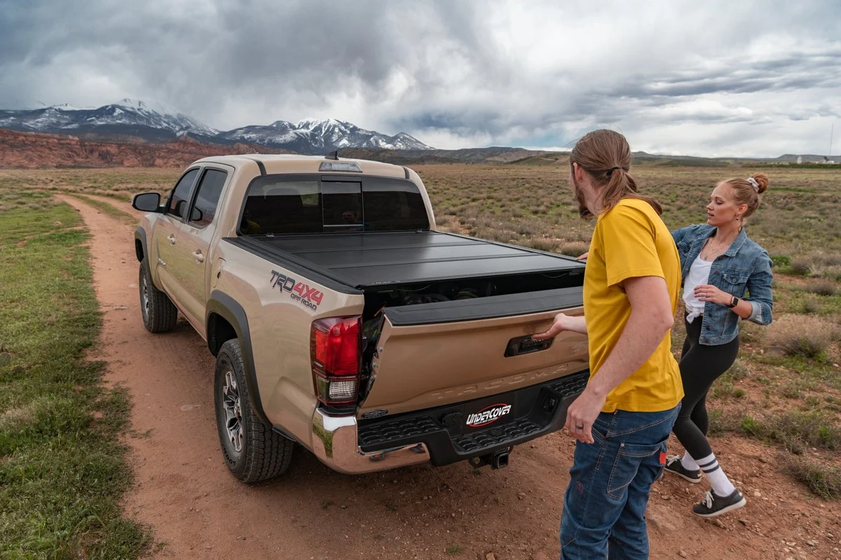UnderCover Ultra Flex - 2016-2023 Toyota Tacoma 6.2ft Long Bed Crew Matte Black (UX42015)